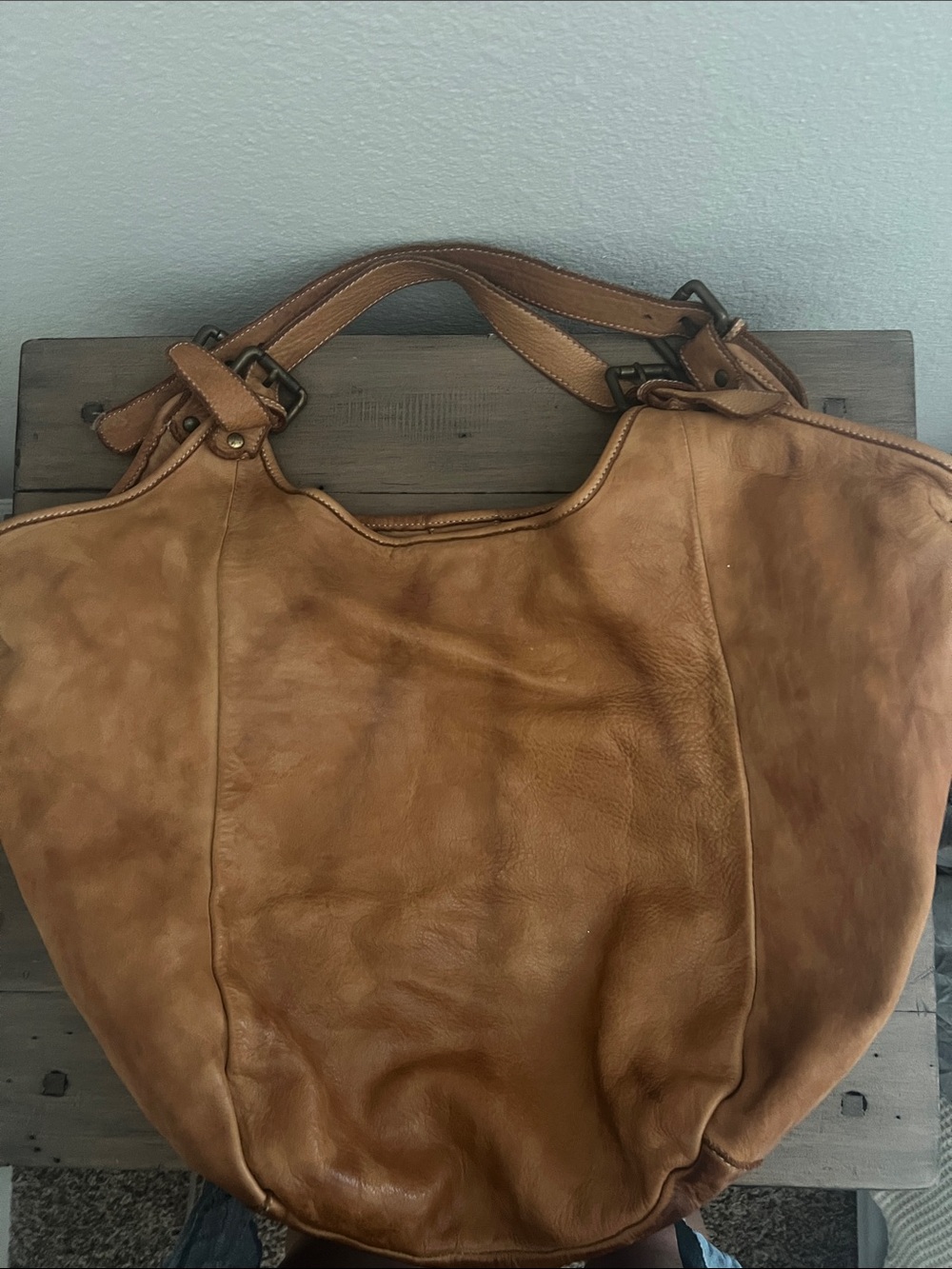 Bolsa Nova Spacious Tan Leather Shoulder Bag - Classic Everyday Carry